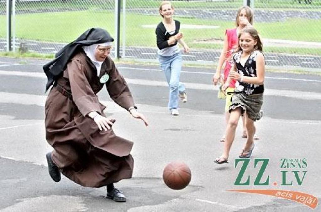 Nedēļas foto. Atsūti savu parakstu!

Aicinām jūs, lasītāji, iesūtīt publicēšanai gan savas, smaidu raisošas, ar Jelgavu un novadiem saistītas fotogrāfijas, gan asprātīgus parakstus publicētajam fotomirklim. Sūtiet tos uz e-pasta adresi...