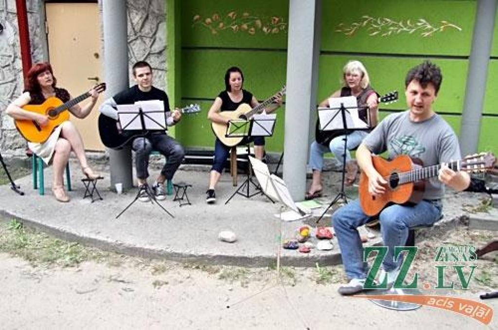 Atcerēties zināmās un iemācīties mazāk zināmās Līgo dziesmas vakar Raiņa parkā aicināja Jelgavas Bērnu un jauniešu mūzikas kluba vadītājs Endijs Rozenbergs un viņa kluba dalībnieki. Dziedāšanu papildināja Spīdolas ģimnāzijas audzēkņu...