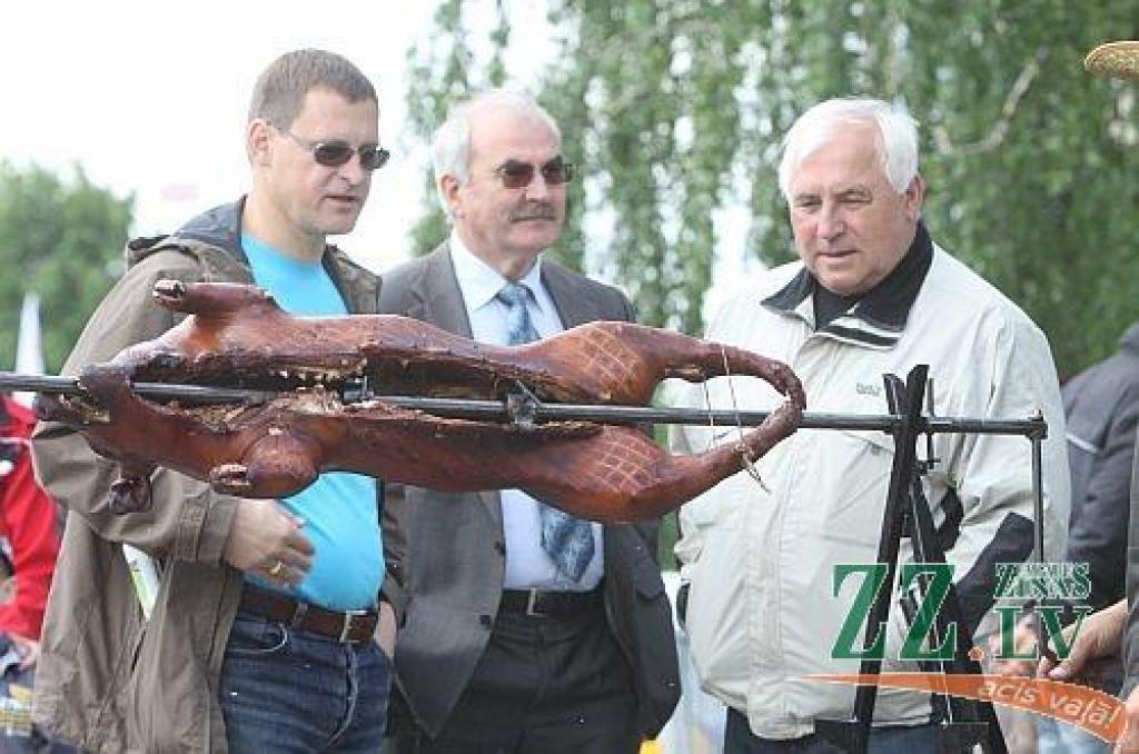 Nedēļas foto. Atsūti savu parakstu!

Aicinām jūs, lasītāji, iesūtīt publicēšanai gan savas, smaidu raisošas, ar Jelgavu un novadiem saistītas fotogrāfijas, gan asprātīgus parakstus publicētajam fotomirklim. Sūtiet tos uz e-pasta adresi...