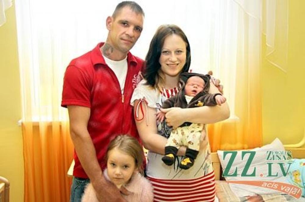 Līgodienas rītā pulksten 9.59 piedzima Baibas Māskes un Māra Petrovska dēliņš Marks. Mazais Bauskas iedzīvotājs pasaulē ieradās apaļus četrus kilogramus smags un 53 centimetrus garš. Tētis stāsta, ka dēla piedzimšana ģimenē esot lielākie svētki, tādēļ līgošana šogad palikusi otrajā plānā. Brālītim uz slimnīcu pakaļ bija atbraukusi arī četrgadīgā māsiņa Ketija.
Autors: Agris Samcovs