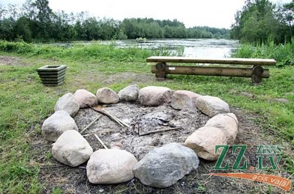 Atpūtas vieta Līvbērzes pagastā Svētes upes labajā krastā pie Apiņu tilta
Autors: Agris Samcovs