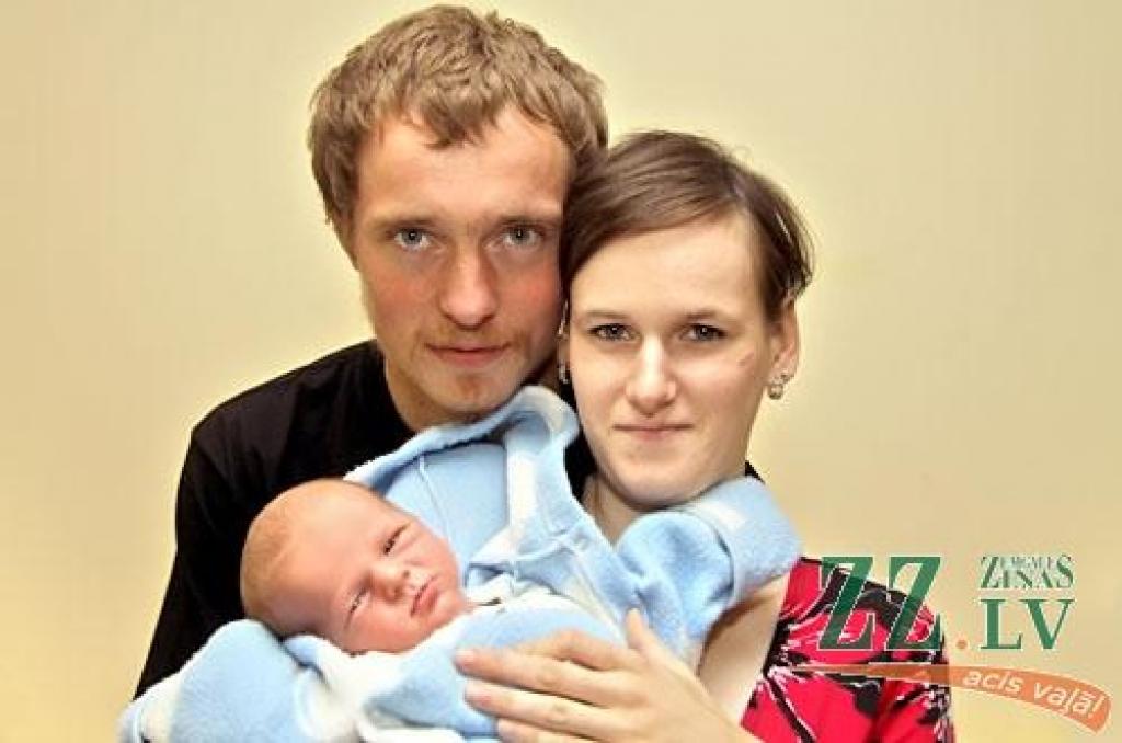 Vēl 8.jūnijā ceturtā atvasīte ienākusi Vircavas pagasta iedzīvotāju Sanitas un Jāņa Cāleru ģimenē. Mazais Jānis Emīls, kuram pirmais vārds dots par godu tētim, piedzima trīs kilogramus smags un 51 centimetru garš. Mājās viņu gaida septiņus gadus vecā māsiņa Beāte, trīsgadīgā Emīlija Liliāna un gadu vecā Annemarija Alise.
Autors: Agris Samcovs