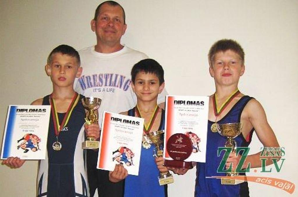 Jelgavas jaunie cīkstoņi Arturs Eihvalds (no kreisās), Osmans Dzaseževs un Edgars Batkovskis kopā ar treneri Vladimiru Smirnovu pēc uzvarām Vilkavišķu turnīrā.
Autors: no kluba «Milons» arhīva