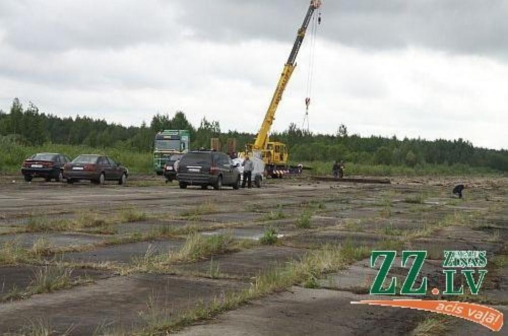 Plātņu demontāža Jelgavas lidlaukā.
Autors: Maira Dudareva
