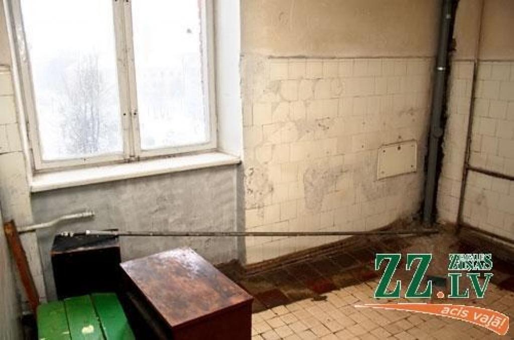 LLU 5. dienesta viesnīca (Mātera ielā), kur dzīvojošie ziemā sūdzējās par spraugām logu ailēs un tekošu jumtu, pagaidām uz uzlabojumiem var necerēt.
Autors: Agris Samcovs