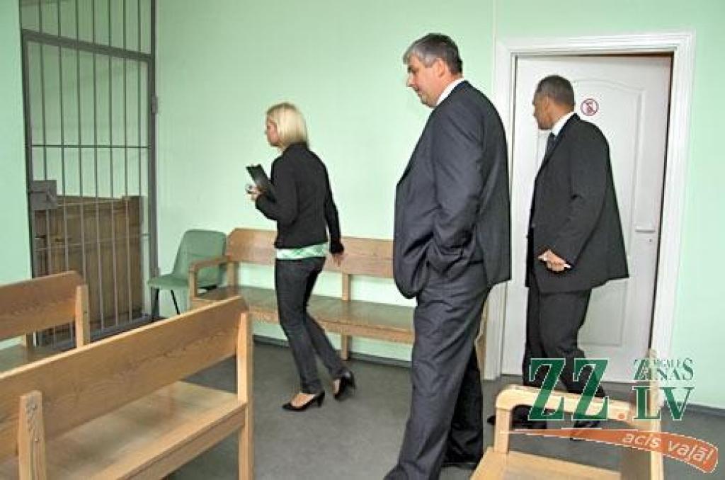 Pie durvīm (no kreisās): Jelgavas Cukurfabrikas valdes loceklis Māris Freifalts un valdes priekšsēdētājs Jānis Blumbergs ierodas tiesā.
Autors: Agris Samcovs