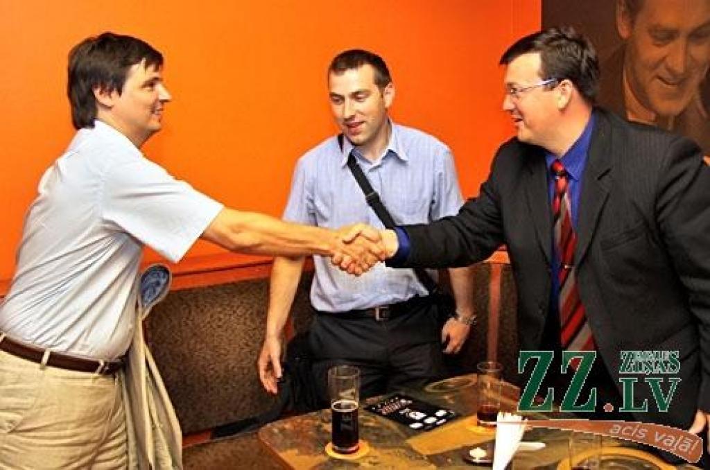 «Blackpool» direktors Normunds Malnačs sasveicinās ar FK «Jelgava» galveno treneri Daini Kazakeviču, piedaloties Jelgavas kluba direktoram Jānim Kovaļevskim.
Autors: Agris Samcovs