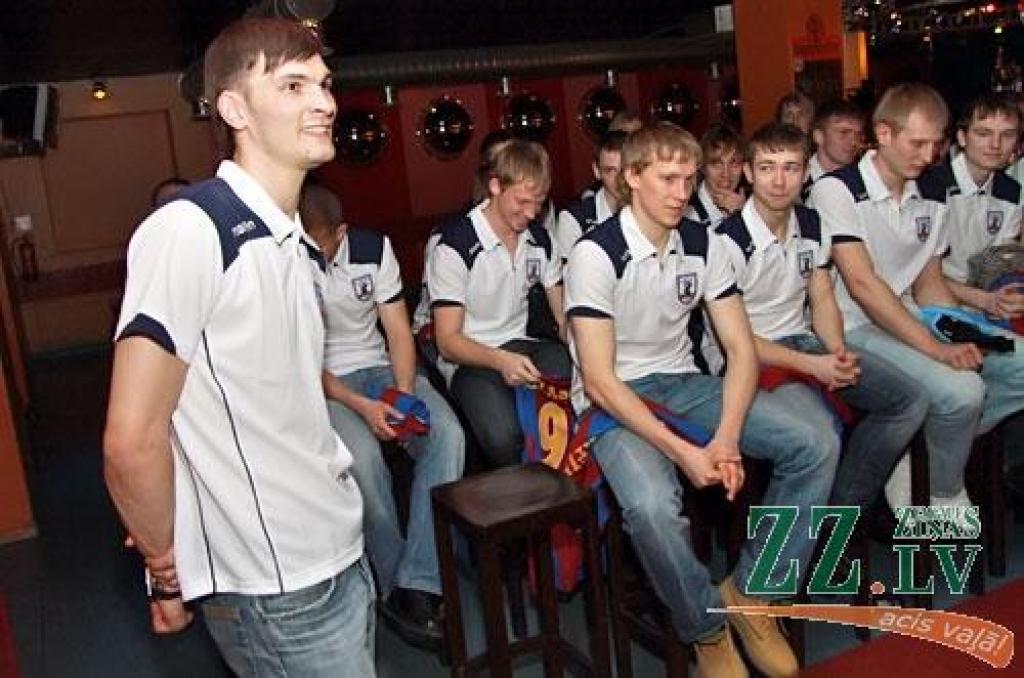 Priekšplānā - FK «Jelgava» aizsargs jelgavnieks Valērijs Redjko.
Autors: Agris Samcovs