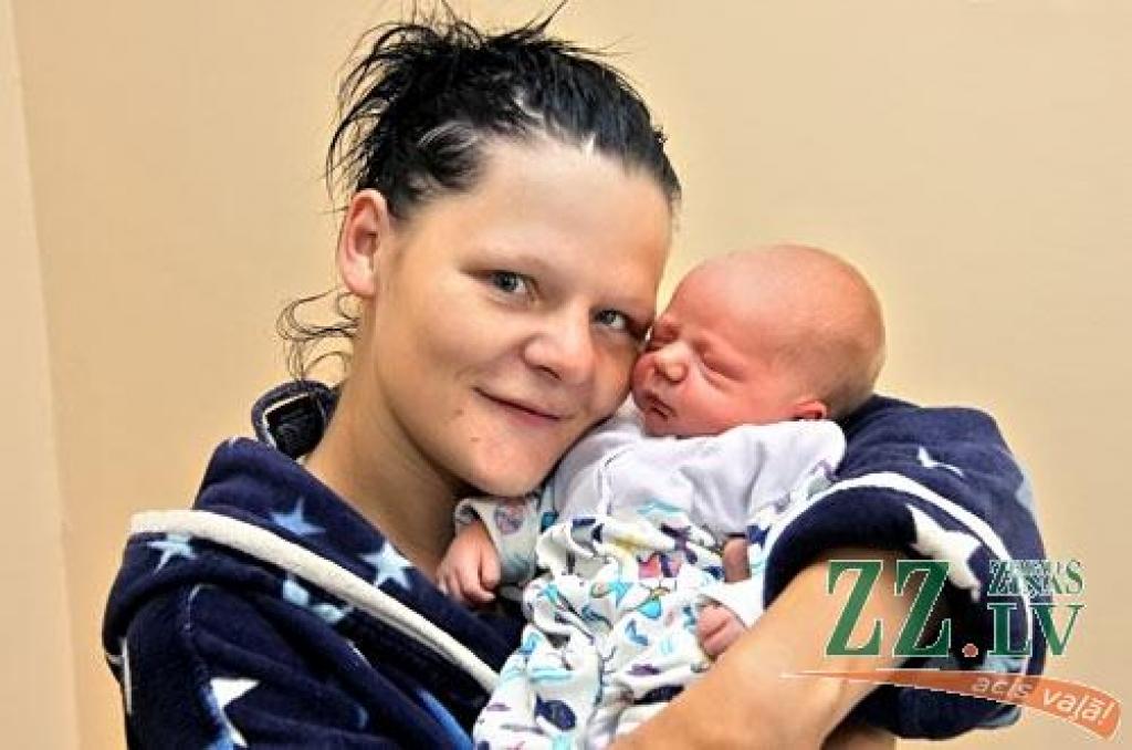 Vecsaules pagasta iedzīvotāju Evijas Sīpolas un Guntara Meļņika ģimenes pieaugums sagaidīts 6.jūnijā pulksten 18.20. Brašais puisēns pasaulē nāca 2950 gramu smags un 49 centimetrus garš. Tētis dēlam izraudzījies ļoti savdabīgus vārdus – Dominiks Kērtis –, un mamma neiebilda. Sešus gadus vecākajam dēlam Marekam gan esot tikai viens vārdiņš.
Autors: Agris Samcovs