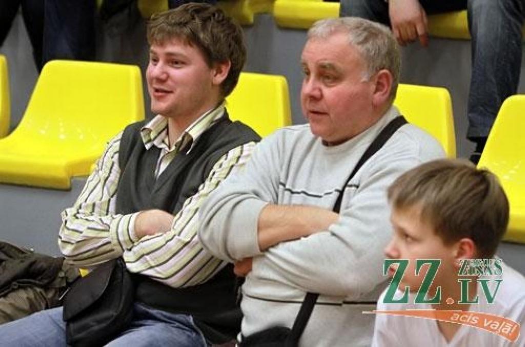Pēteris Lagzdiņš (vidū) vēro basketbola maču.
Autors: no ZZ arhīva