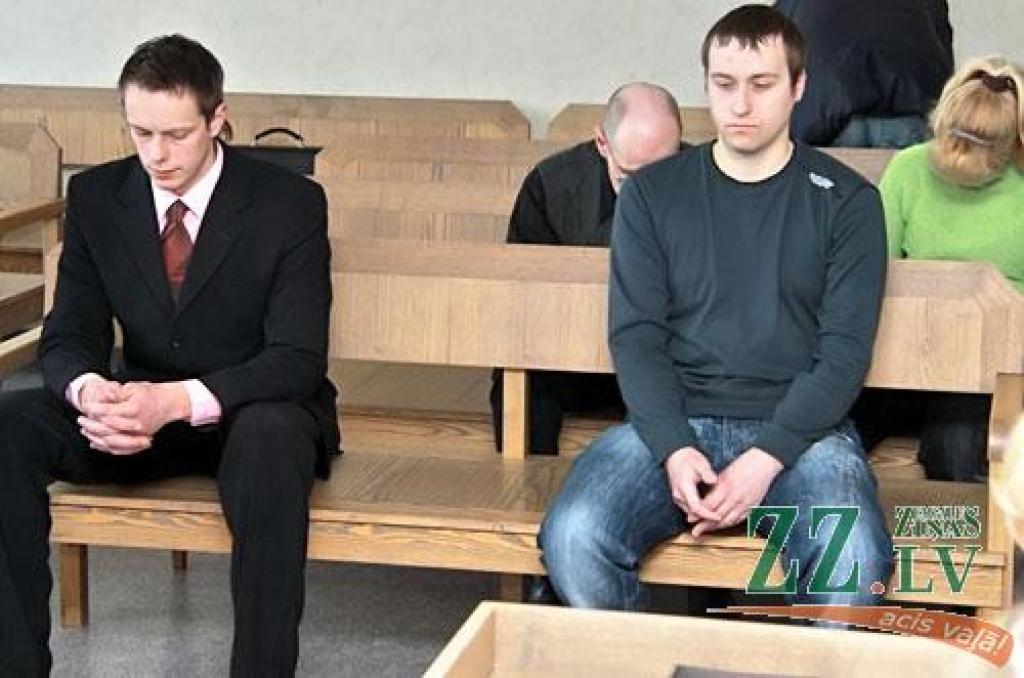 Apsūdzētie bijušie Jelgavas Pašvaldības policijas darbinieki (no kreisās) - Endijs Maļinovskis un Vladimirs Laščenkovs.
Autors: Agris Samcovs