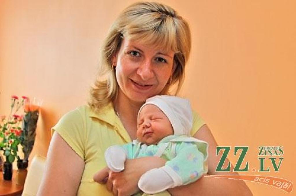 Jelgavnieku Ludmilas un Anatolija Rudiku ģimenes pieaugums sagaidīts 31. maijā pulksten piecos vakarā. 4200 gramu smagais un 55 centimetru garais puisēns ir otrs Rudiku ģimenes mantinieks. Mazajam Jelisejam ar brāli Iļju ir sešu gadu starpība, un, māmiņasprāt, tā esot piemērotākā bērnu vecuma atšķirība. Vecākajam dēlam vārdu izdomājis tētis, bet jaunākajam – māmiņa. Tētis mazāko atvasīti vaigā vēl nav skatījis, jo pašlaik strādājot ārzemēs.
Autors: Agris Samcovs