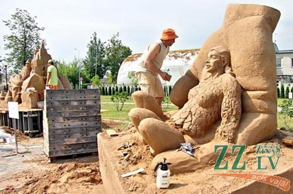 Skulptoriem darbs jāpabeidz līdz ceturtdienas vakaram, kad visi vienosies par labāko skulptūru, jo vērtējumu 50 pret 50 sniedz gan žūrijas, gan dalībnieku balsis. 

Jau ziņots, ka pilsētā no desmit valstīm ieradās 15 dalībnieku, kuri...