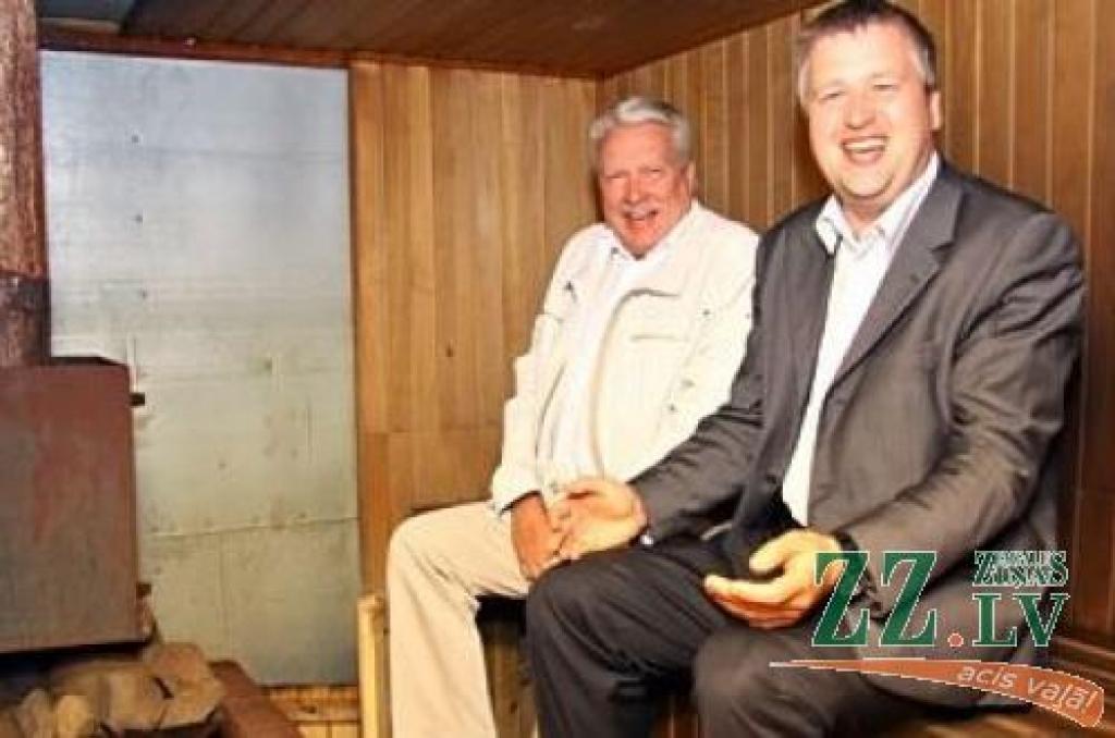 Nedēļas foto. Atsūti savu parakstu!

Aicinām jūs, lasītāji, iesūtīt publicēšanai gan savas, smaidu raisošas, ar Jelgavu un novadiem saistītas fotogrāfijas, gan asprātīgus parakstus publicētajam fotomirklim. Sūtiet tos uz e-pasta adresi...