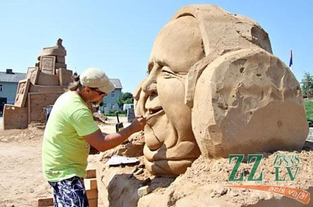 Jelgavā jau svētdien sācies lielākais smilšu skulptūru festivāls Baltijā «Summer Signs 2010» (Vasaras zīmes), kas šoreiz notiek jau ceturto reizi. Sestdien visas dienas garumā Jelgavā ieradās 15 dalībnieki no 10 valstīm, kas jau svētdien...