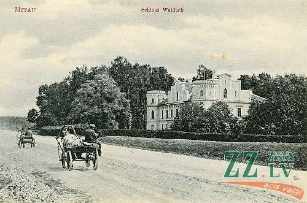 Valdekas pils, kā redzam vecajā un mūsdienu attēlā, no ārpuses daudz nav mainījusies. Tā arī nav smagi cietusi karos, toties pilnībā mainījusies ir tās apkārtne - no meža nostūra ārpus pilsētas tā kļuvusi par pilsētas daļu -...