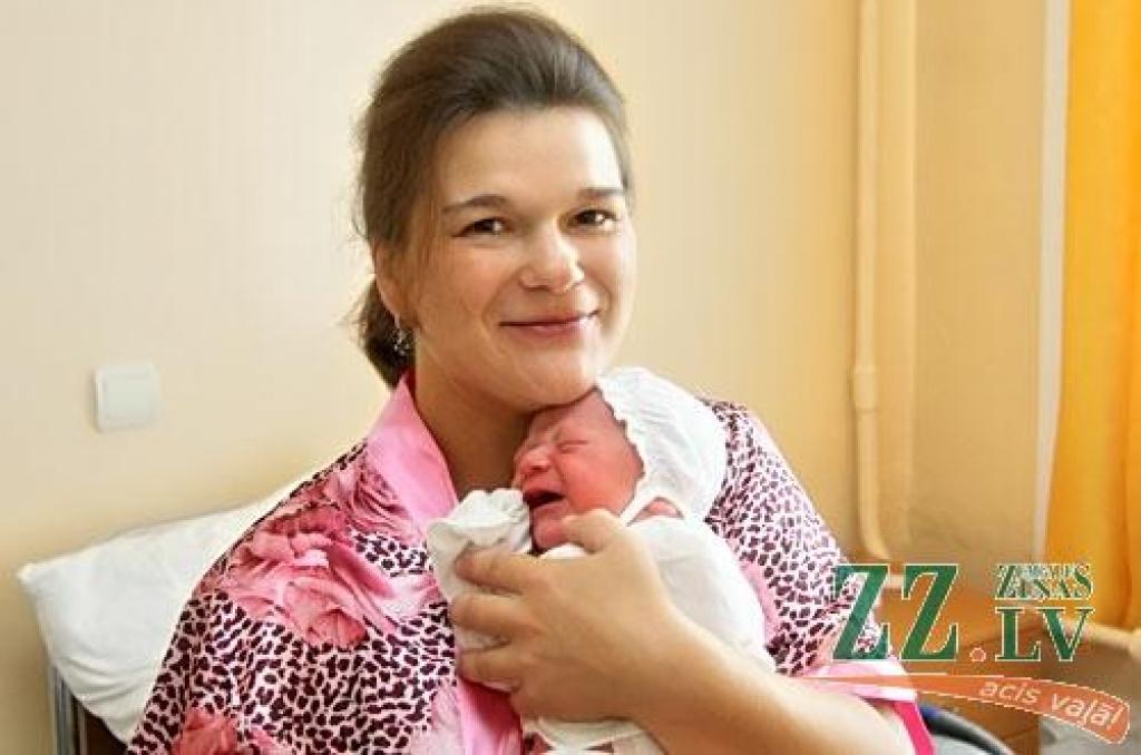 Tatjanas Jefremovas un Eduarda Goļičenkova dēliņš par savu dzimšanas dienu izraudzījās 27.jūliju, kad pulksten 4.14 nāca pasaulē 3320 gramu smags un 53 centimetrus garš. Zēnam dots vārds Artjoms. Ģimenē vēl aug divas māsiņas – 11 gadu vecā Arīna un deviņgadīgā Kristīna. Ģimene dzīvo Kalnciemā.
Autors: Agris Samcovs