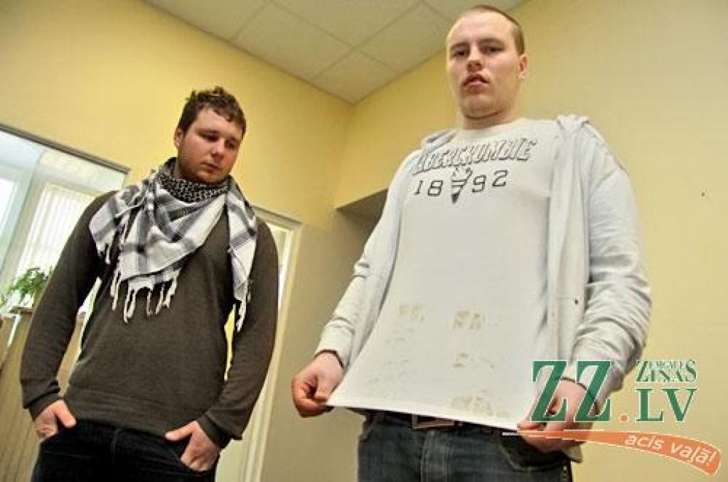 Abi jaunieši 11.martā pa dienu ZZ redakcijā rāda zābaku nospiedumus uz krekla pēc apšaubītās aizturēšanas nakts.
Autors: Agris Samcovs
