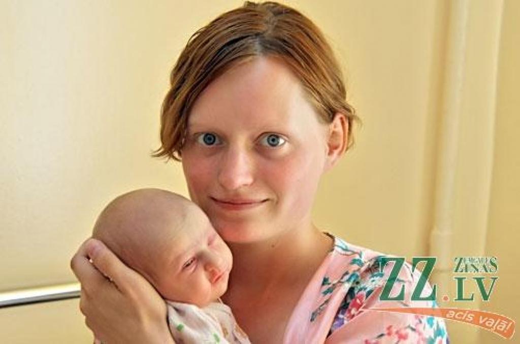 Simonas Matvejevas un Mārtiņa Cīruļa pirmdzimtā meitiņa par savu dzimšanas dienu izraudzījās 19.jūliju, kad pulksten 11.05 nāca pasaulē 3100 gramu smaga un 49 centimetrus gara. Mazulītes vārds būs Paula Nikola, un viņas pirmās mājas atradīsies Jelgavā.
Autors: Agris Samcovs