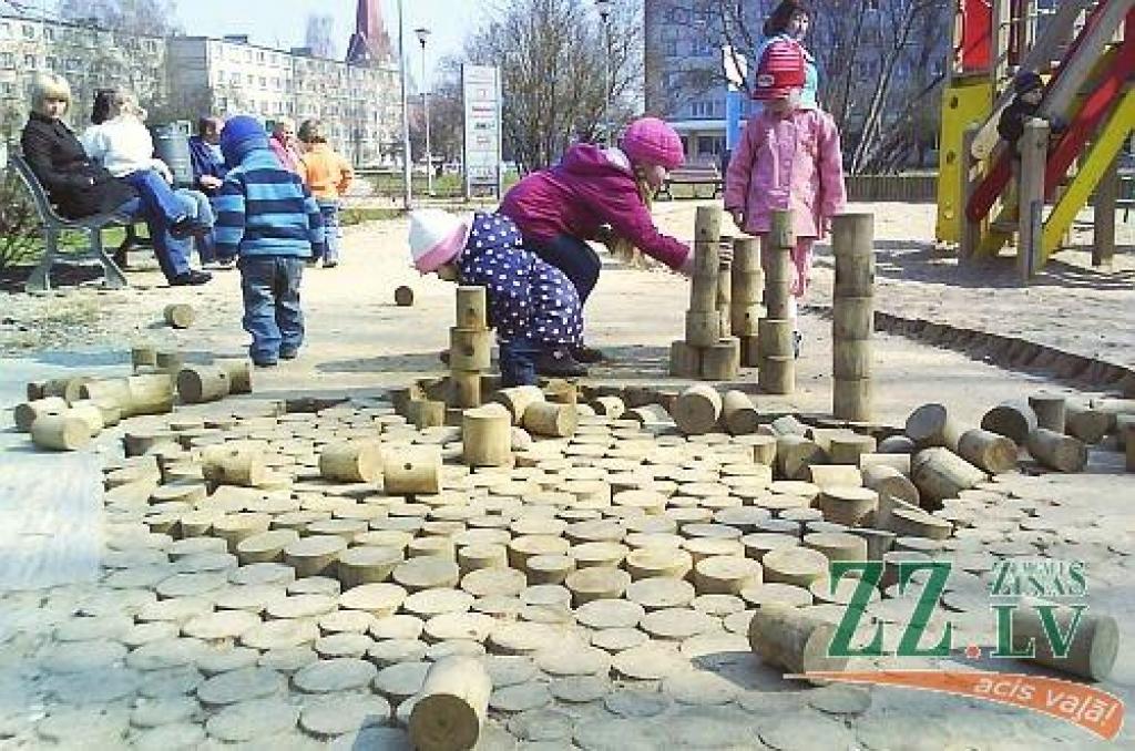 No ZZ arhīva: Līdzīgas rotaļas Ozolskvērā bija jau aprīlī.
Autors: Ernests Treijs