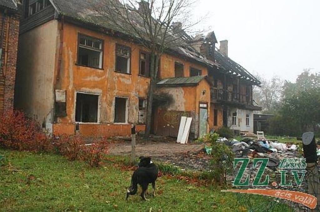 Beidzot varēs netraucēti nojaukt nodegušo Vecpilsētas ēku Jāņa Asara ielā 3.
Autors: Agris Samcovs