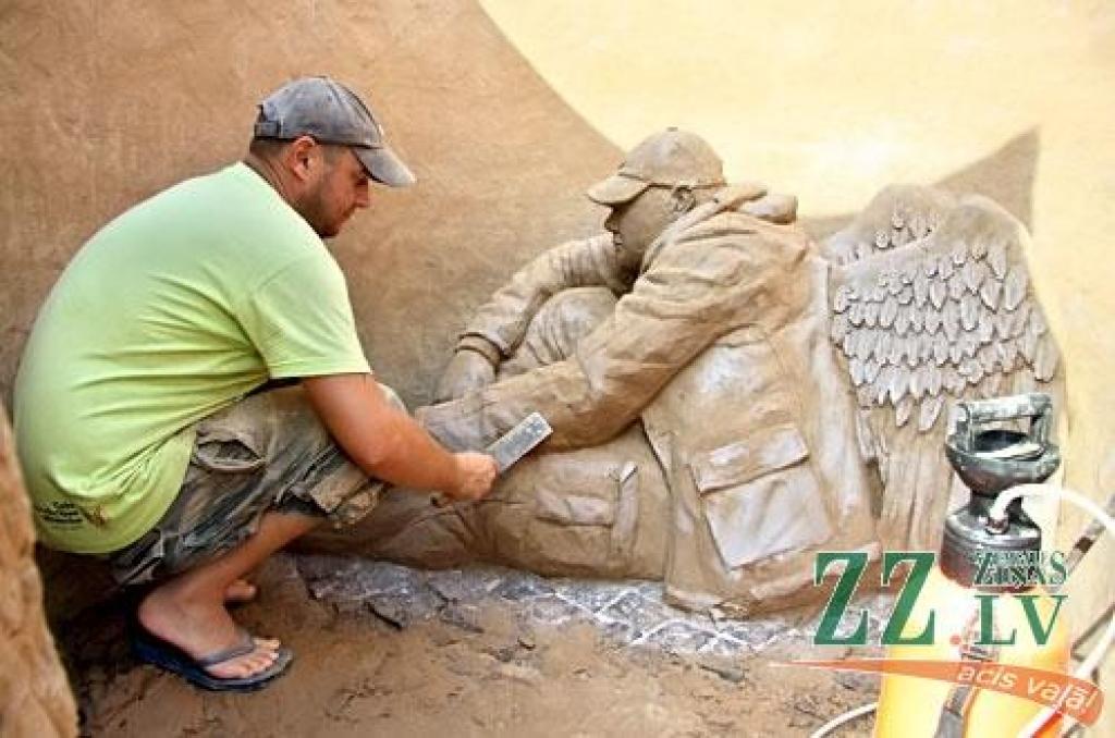 Pirmā vieta. Boldriks Bakls neslēpj, ka «1326 dienas» simbolizē viņa laika ceļojumā tik nozīmīgo skaidrības periodu.
Autors: Agris Samcovs