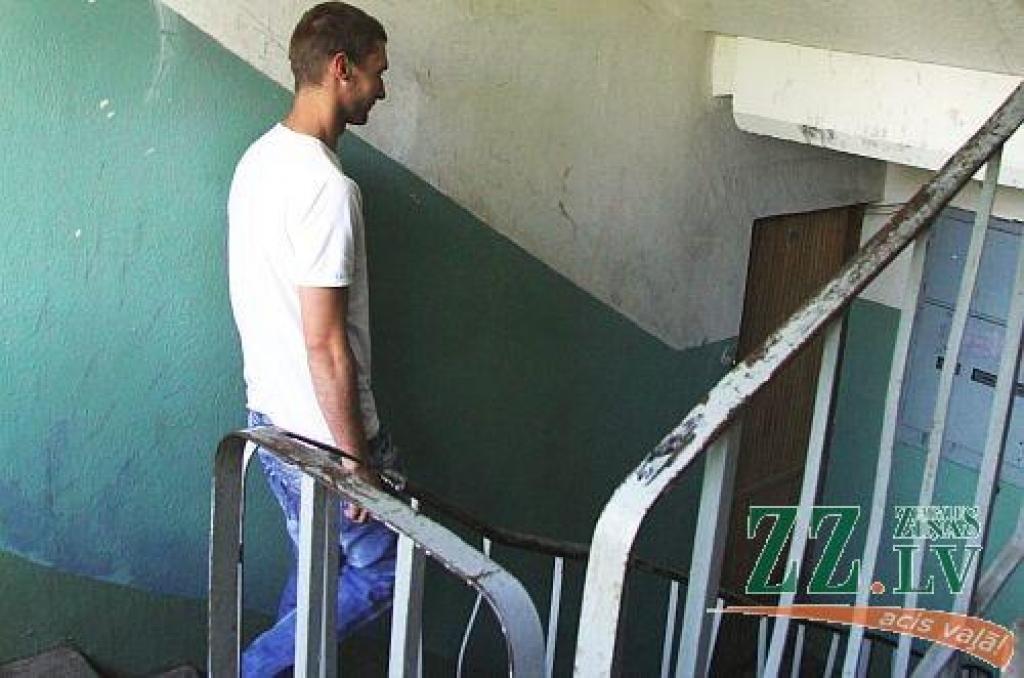 Kāpņutelpas nekādus uzlabojumus nav piedzīvojušas jau daudzus gadus – gaismas slēdži un rozetes ir sen izrauti.
Autors: Maira Dudareva