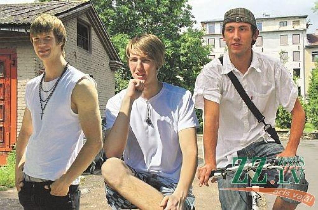 Valsts policijas Zemgales Reģionālā pārvalde izsaka pateicību Undim Neilandam (no kreisās), Rihardam Knāviņam un Austrim Auziņam par godprātīgu rīcību un operativitāti noziedznieka aizturēšanā.
Autors: Agris Samcovs, Gaitis Grūtups; Andra Andersona kolāža