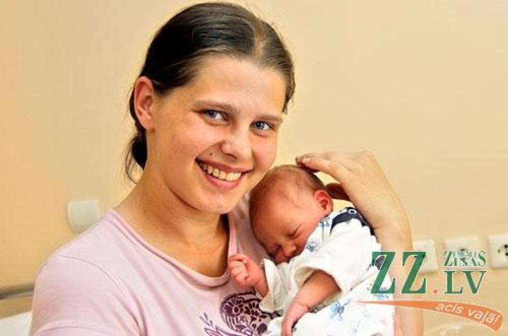 Jelgavnieki Aļona Tarakalova un Aleksejs Sostavkins 13. jūlija rītā kļuva par mazas, jaukas meitiņas vecākiem. Mazā Oļesja pasaulē nāca divarpus kilogramu smaga un 47 centimetrus gara. Ģimenes jaunākajam lolojumam ir vēl viens sabiedrotais – tikai gadiņu vecāks brālītis Artjoms.
Autors: Agris Samcovs