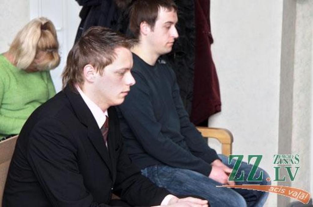 Notiesātie bijušie Jelgavas Pašvaldības policijas darbinieki (no kreisās) - Endijs Maļinovskis un Vladimirs Laščenkovs.
Autors: Agris Samcovs