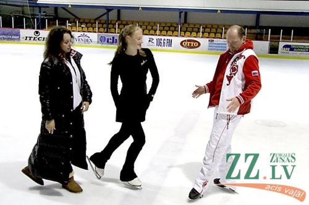 Jevgeņija Rukavicina padomos ieklausās Jelgavas Ledus sporta skolas audzēkne Alina Fjodorova.
Autors: Maira Dudareva