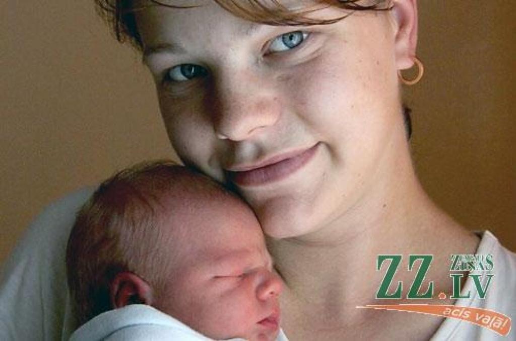 Līvbērzes iedzīvotāji Jeļena Ķezbere un Aivars Mačuļskis 4.jūlijā pulksten 8.45 kļuva par sava pirmdzimtā dēliņa Artūra vecākiem. 3400 gramu smagais un 50 centimetru garais puisēns pie sava vārdiņa ticis, pateicoties tēta izvēlei. Karstais laiks mazulim par ļaunu nenāk – viņš māmiņas rokās jūtas apmierināts un laimīgs. 
Autors: Maira Dudareva