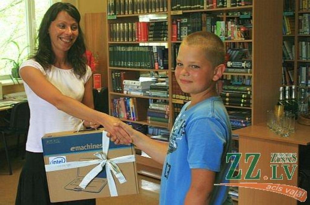 Sacensībās «Bezvadu zemene» galveno balvu - portatīvo datoru kopā ar «Tildes Biroja 2008» mājas versiju - savā īpašumā šodien ieguva desmit gadus vecais Raivo Tambergs no Ozolniekiem.
Autors: Elīna Kresa