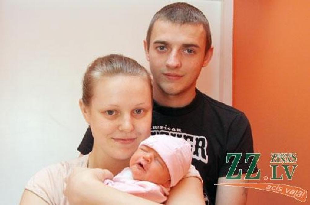 Talsenieki Liene Juhņēviča un Vitālijs Paramonovs 27.jūnijā pulksten 4.40 pasaulē ierodamies sagaidīja savu pirmdzimto meitiņu Katrīnu. Mazā piedzima 3450 gramu smaga un 53 centimetrus gara. Abi vecāki iepazinās Jelgavā, kur Vitālijs dzīvoja, bet Liene studēja. Par savām mājām jaunā ģimene tomēr izvēlējusies Talsus, un Liene arī studijām LLU uz kādu brīdi pielikusi punktu.
Autors: Maira Dudareva