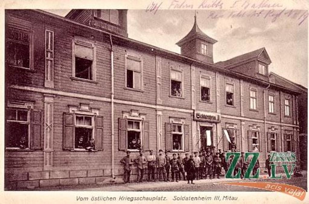 Nams tagadējā Vecpilsētas ielā 9 ir starp retajiem koka namiem, kas pārcietis divus karus. Attēlā redzam šo ēku Pirmā pasaules kara laikā, kad to rotāja izkārtne «Soldatenheim III». Tas nozīmē, ka tā bijusi vācu karavīru dienesta...