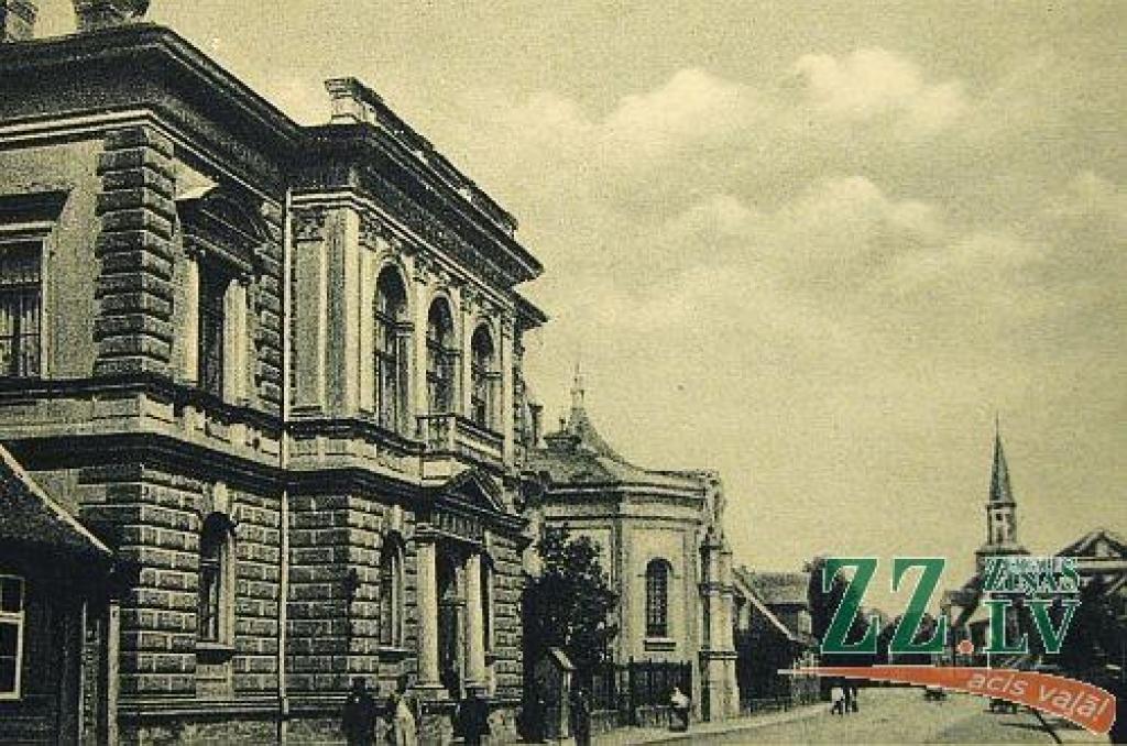 Gluži kā mūsdienās, arī pirmskara Jelgavā apgabltiesas nams pilsētā atradies Akadēmijas ielā, taču - citā vietā. Kā liecina informācija digitālajā krājumā «Jelgava: arhitektūras un mākslas virtuālā rekonstrukcija», vecās apgabaltiesas ēka,...