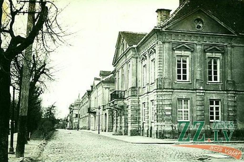 Vecajā attēlā redzam Jāņa Čakstes bulvāri Pirmā pasaules kara laikā, kad tas saucās Upes iela 
(vācu «Bachstraße» kartēs nozīmēja nevis uzvārdu Bahs, bet vārdus «upe», «strauts»)
. Tuvplānā redzamā ēka - Medemu pils ar adresi Upes ielā 9 -...