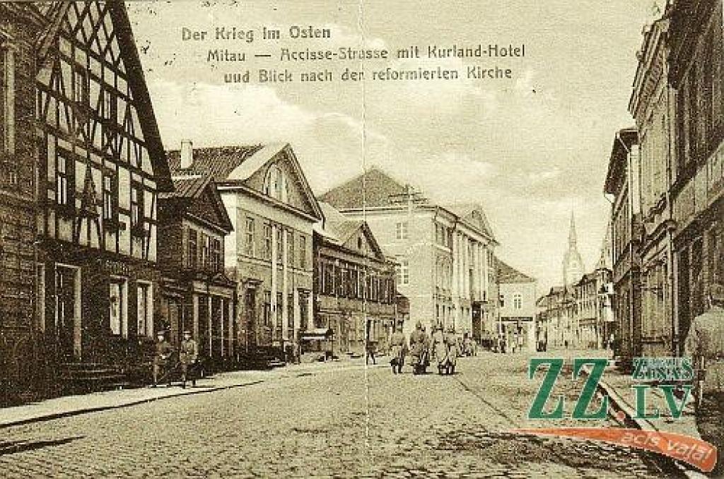 Šoreiz vecajā attēlā redzam to Uzvaras ielas daļu, kuras mūsdienās vairs nav, jo tā vestu no Lielās ielas, iepretim Katoļu ielai, pāri tagadējam Hercoga Jēkaba laukumam, kas redzams tajā pašā pilsētainavā jaunajā attēlā. Ielas sākumā abās...