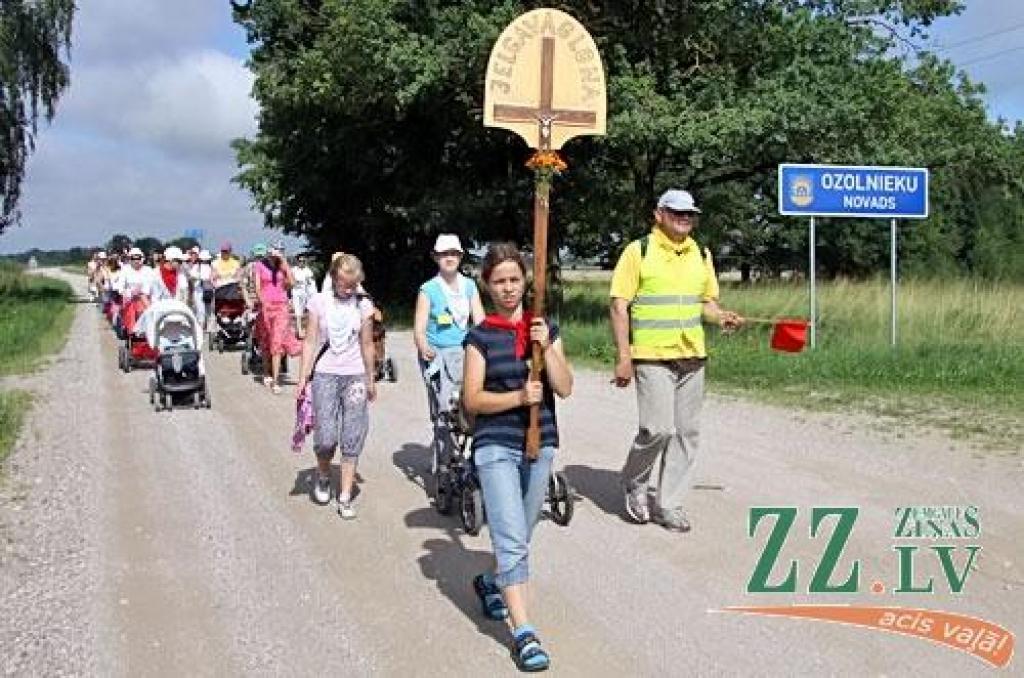 Svētdien no Bezvainīgās Jaunavas Marijas katedrāles Jelgavā vairāk nekā 300 kilometru garajā ceļā uz Aglonu devās Jelgavas svētceļnieku grupa. Pirmo nakti pavadījuši Staļģenē, pirmdien gājēji devās tālāk pa Sidrabenes un Mežotnes pagastu...
