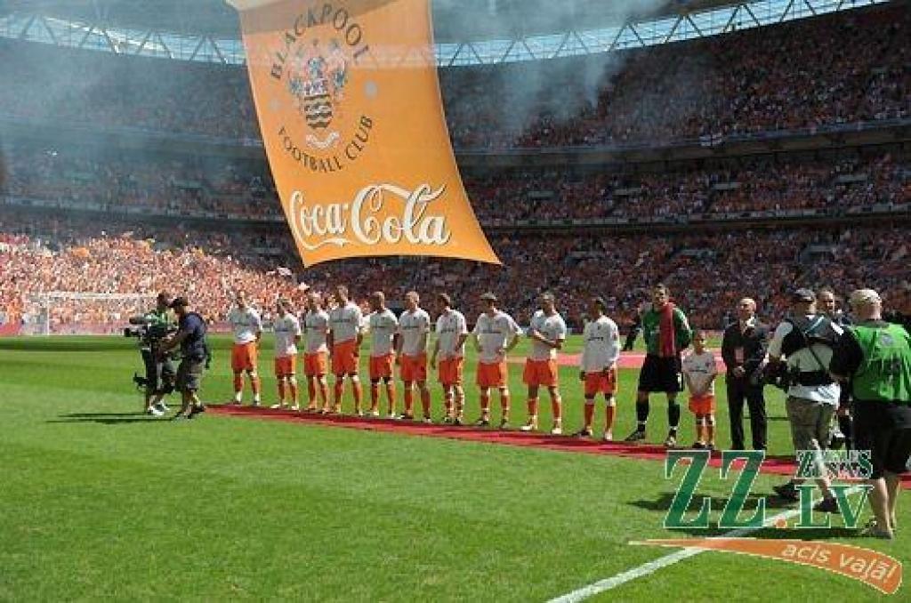 «Blackpool» komanda šā gada maijā Vemblija stadionā, kurā ar 3:2 uzvarēja izšķirošo spēli ar «Cardiff» par iekļūšanu Anglijas Premjerlīgā.
Autors: no blackpoolfc.co.uk