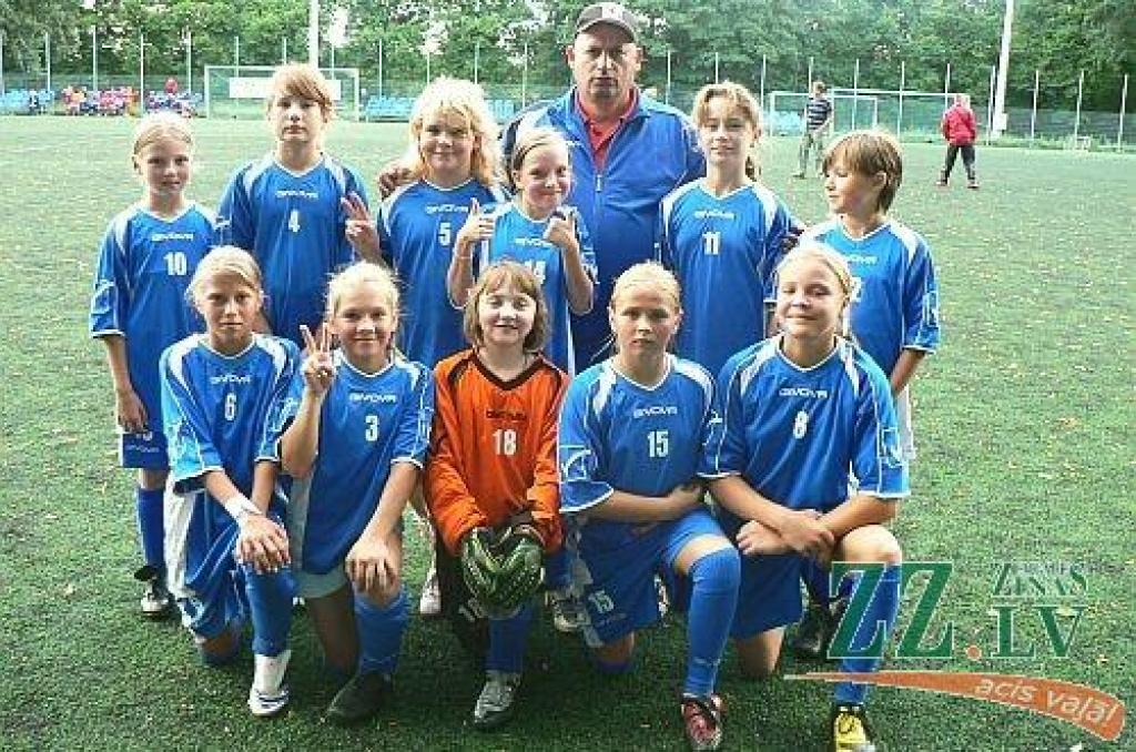 Jelgavas novada Sporta centra jaunākās grupas futbolistes – Latvijas vicečempiones.
Autors: no JNSC arhīva