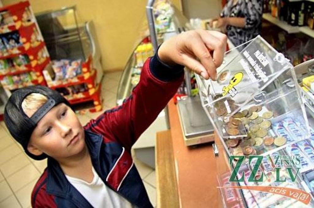 Valgundnieks Dāvids Raģis uz veikalu atnācis, lai nopirktu kādu našķi, bet pāri palikušos santīmus iemet ziedojumu kastītē «Skolas somai». Dāvids stāsta, ka naudu neziedo pirmo reizi, to metis arī pilsētā lielveikalu ziedojumu kastītēs. «Parasti kādu santīmu iedod mamma, un es labprāt to iemetu kastītē. Pēdējo reizi piedalījos «eņģeļu» akcijā,» stāsta Dāvis, kura ziedotā nauda aizceļojusi slimo bērnu ārstēšanai. 
Autors: Agris Samcovs