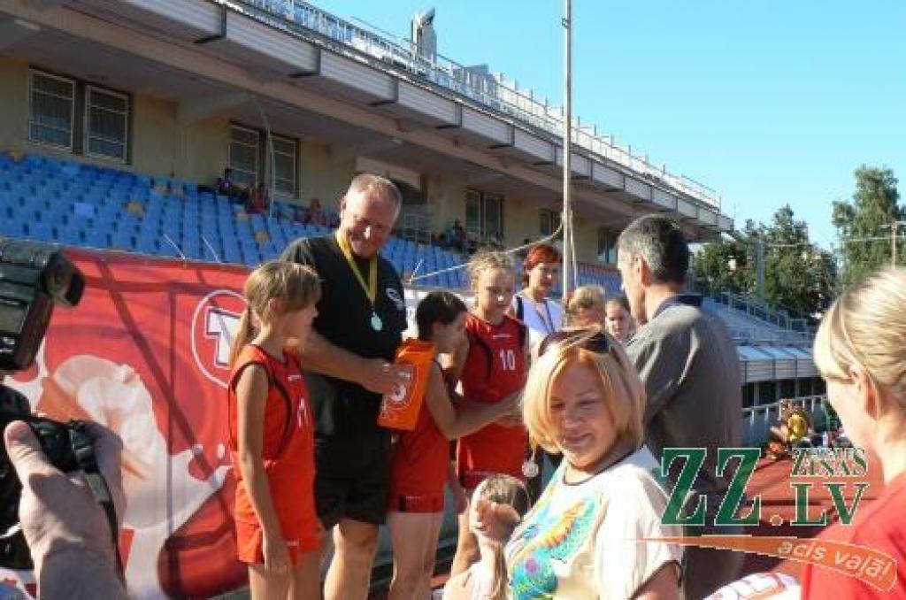 Jaunākās grupas uzvarētājas (no kreisās) Viktoriju Medvedevu, Agnesi Pogožeļsku, Lieni Roziņu un treneri Imantu Roziņu apbalvo Latvijas vīru volejbola izlases treneris Raimonds Vilde un LVF valdes locekle Gundega Drēska.
Autors: No JNSC arhīva