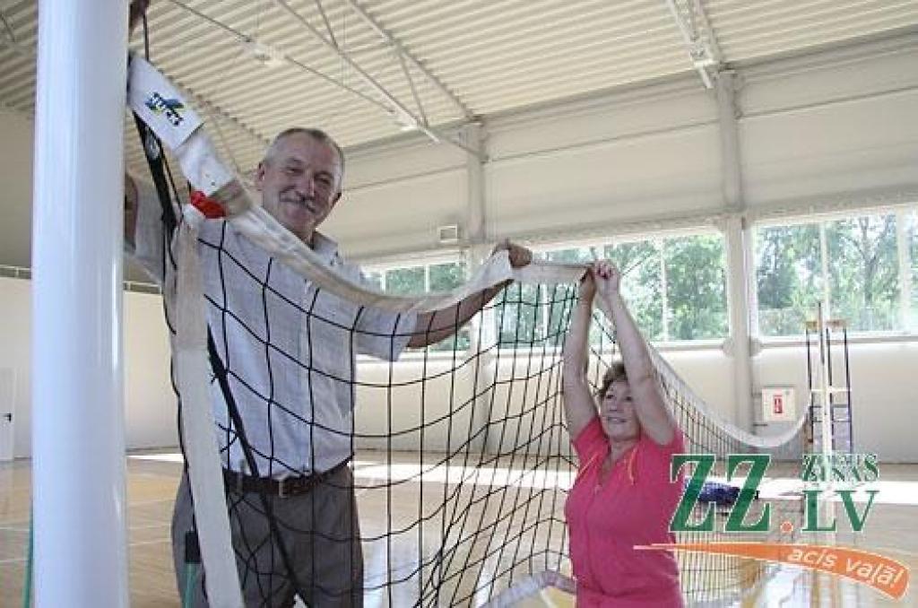 Jelgavas novada pašvaldības Sporta centra vadītājs Vladislavs Beitāns sava atvaļinājuma laikā un viņa sieva Sakina Beitāne, kas iecelta par Līvbērzes vidusskolas jaunās sporta zāles pārvaldnieci, halles atklāšanas priekšvakarā laukuma vidū iestiprina volejbola tīklu. Basketbola grozus firma solījusi atgādāt gan tikai 13.septembrī, kad mācību gads jau būs sācies.
Autors: Maira Dudareva