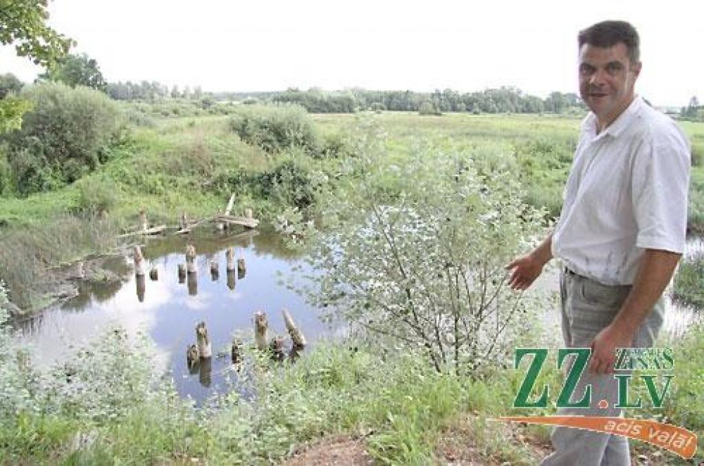 Svētes pagasta pārvaldes vadītājs Edgars Grīnofs rāda laipas vietu.
Autors: Maira Dudareva