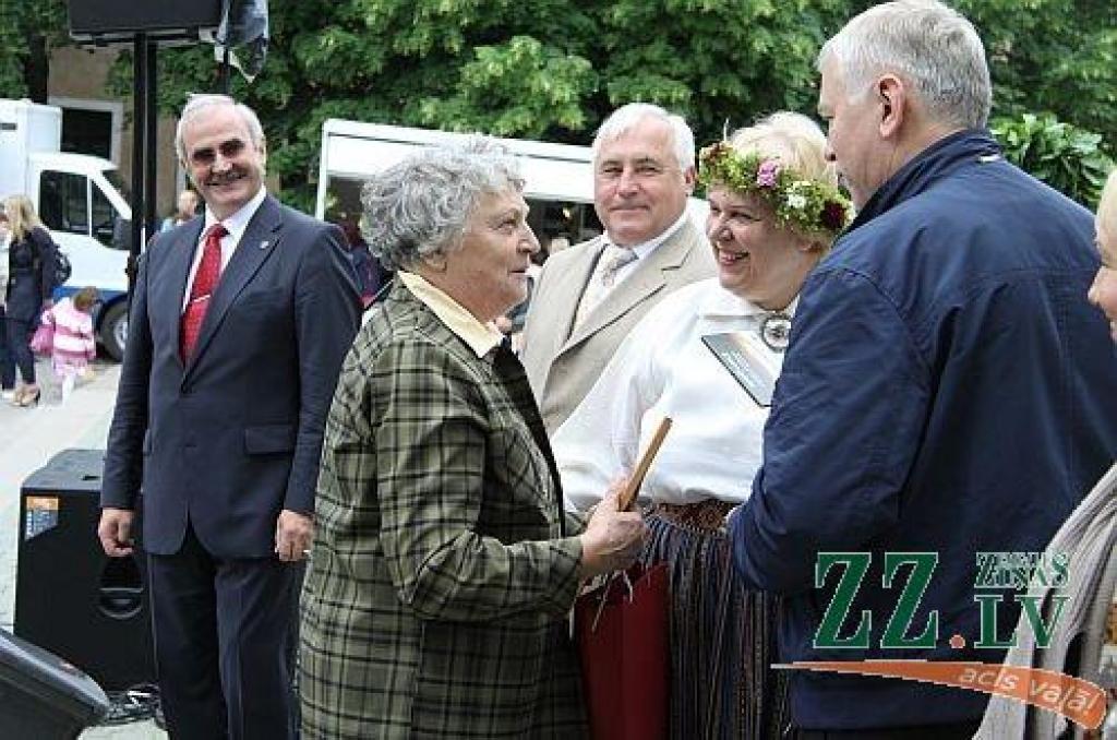 ZZS politiķi Zāļu tirgū.
Autors: Agris Samcovs