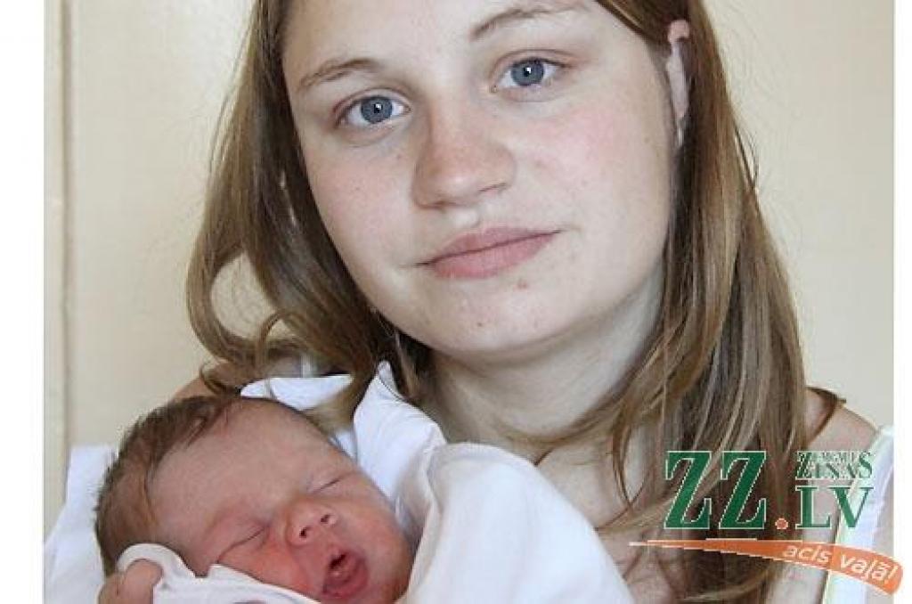 Ar puikām ražens bija 17.augusts, kad pasaulē nāca pieci zēni. Pēdējā šīs dienas stundā savu pirmdzimto sagaidīja arī baušķenieki Elīna Zveja un Ints Ginters. Mazais Rinalds, kuram vārdu palīdzēja izvēlēties krustmāmiņa, vecāku rokās iegūla trīs kilogramus smags un 48 centimetrus garš.
Autors: Maira Dudareva