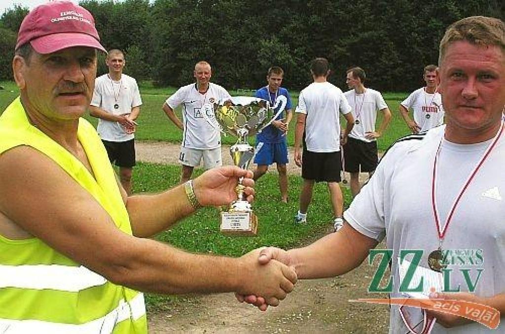 Elejas atklātajā turnīrā futbolā uzvarēja pilsētnieku komanda «Pārlielupe».
Autors: no turnīra rīkotāju arhīva