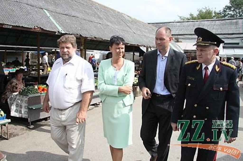 No kreisās: Jelgavas tirgus direktors Valdis Labanovskis, Linda Mūrniece, Dainis Liepiņš un Valdis Voins.
Autors: Maira Dudareva