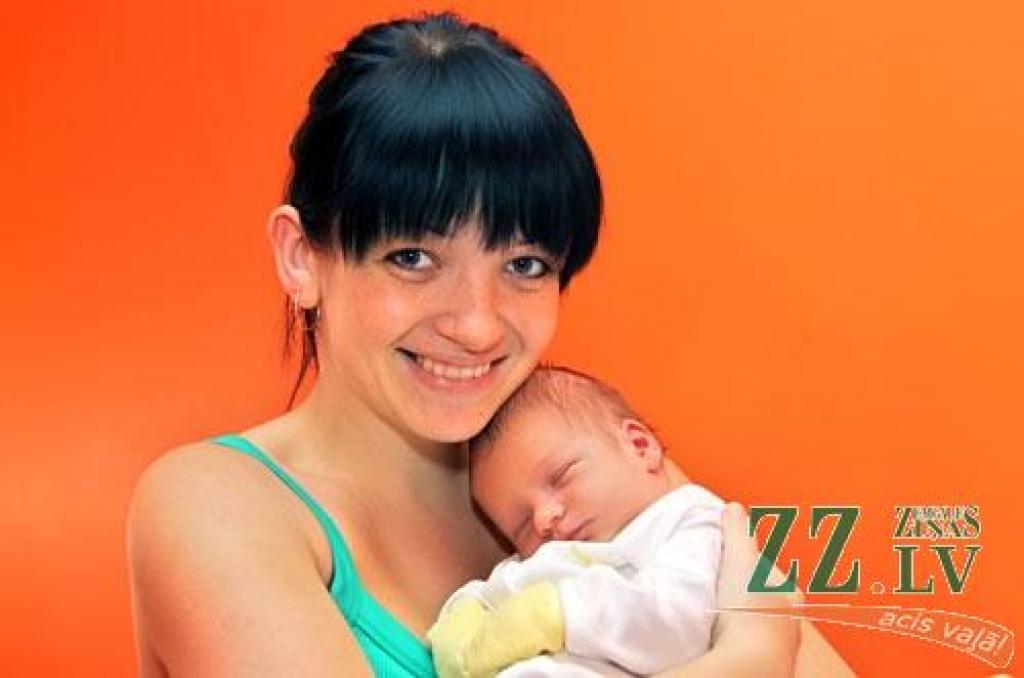 6.augustā savu pirmdzimto Jelgavā pasaulē nākam sagaidīja rīdzinieki Ieva un Vitālijs Heimaņi. Viņu Krišjānis, kuram vārdiņu pēc ilgām pārdomām izraudzījās tētis, piedzima 3890 gramu smags un 54 centimetru garš.
Autors: Agris Samcovs